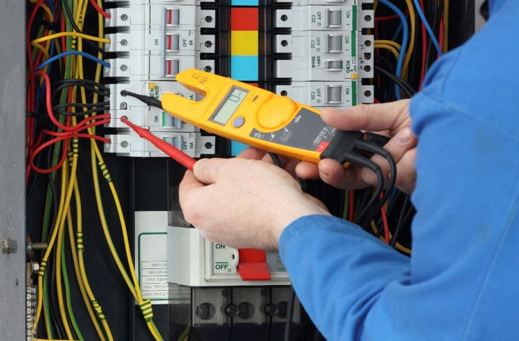 Infraestrutura elétrica com UPS e distribuição